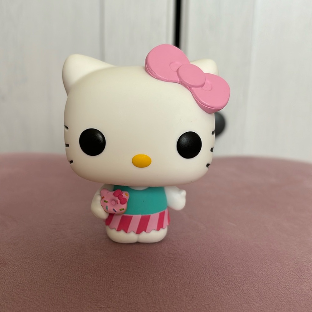 Hello Kitty w/ donut Funko Pop